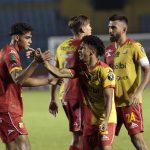 Kennedy Rocha (2i), del Herediano de Costa Rica, fue registrado este miércoles, 30 de agosto, al celebrar, con sus compañeros Andy Rojas (i) y Miguel Basulto (d), un gol que le anotó al Comunicaciones de Guatemala, durante un partido del grupo C de la Copa Centroamericana de la Concacaf, en el estadio Doroteo Guamuch Flores, en Ciudad de Guatemala (Guatemala). EFE/David Toro