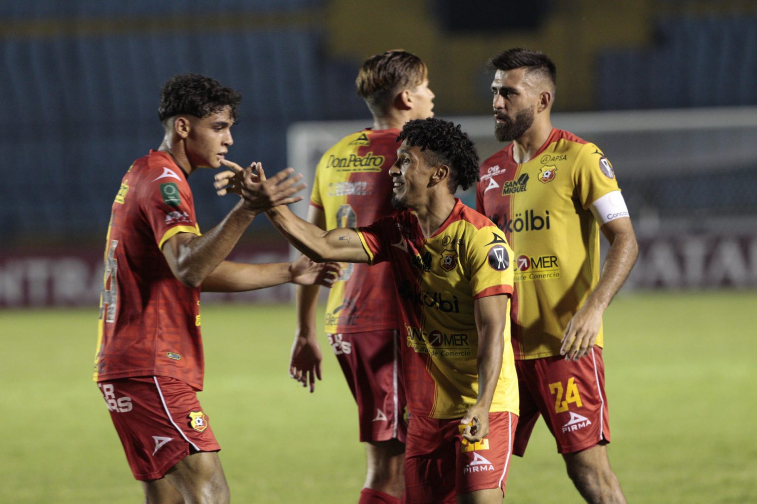 Kennedy Rocha (2i), del Herediano de Costa Rica, fue registrado este miércoles, 30 de agosto, al celebrar, con sus compañeros Andy Rojas (i) y Miguel Basulto (d), un gol que le anotó al Comunicaciones de Guatemala, durante un partido del grupo C de la Copa Centroamericana de la Concacaf, en el estadio Doroteo Guamuch Flores, en Ciudad de Guatemala (Guatemala). EFE/David Toro