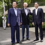 (I-D) El presidente de Corea del Sur, Yoon Suk Yeol, el presidente de los Estados Unidos, Joe Biden, y el primer ministro japonés, Fumio Kishida, posan para una fotografía después de darse la mano durante su cumbre trilateral en Camp David. EFE/EPA/NATHAN HOWARD/Pool