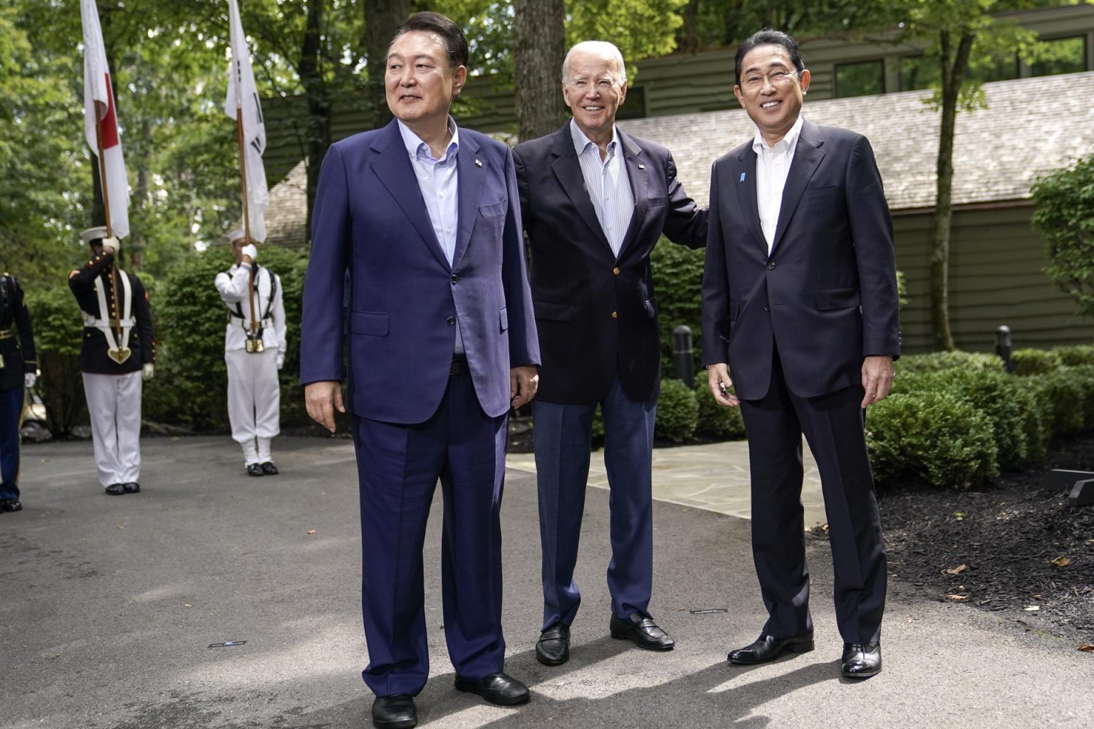 (I-D) El presidente de Corea del Sur, Yoon Suk Yeol, el presidente de los Estados Unidos, Joe Biden, y el primer ministro japonés, Fumio Kishida, posan para una fotografía después de darse la mano durante su cumbre trilateral en Camp David. EFE/EPA/NATHAN HOWARD/Pool