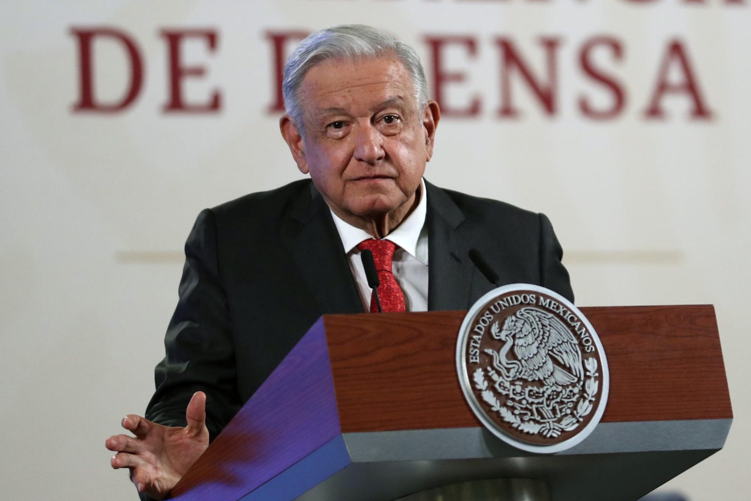 El presidente de México, Andrés Manuel López Obrador, habla durante su conferencia de prensa matutina, en el Palacio Nacional en Ciudad de México (México). EFE/Sáshenka Gutiérrez