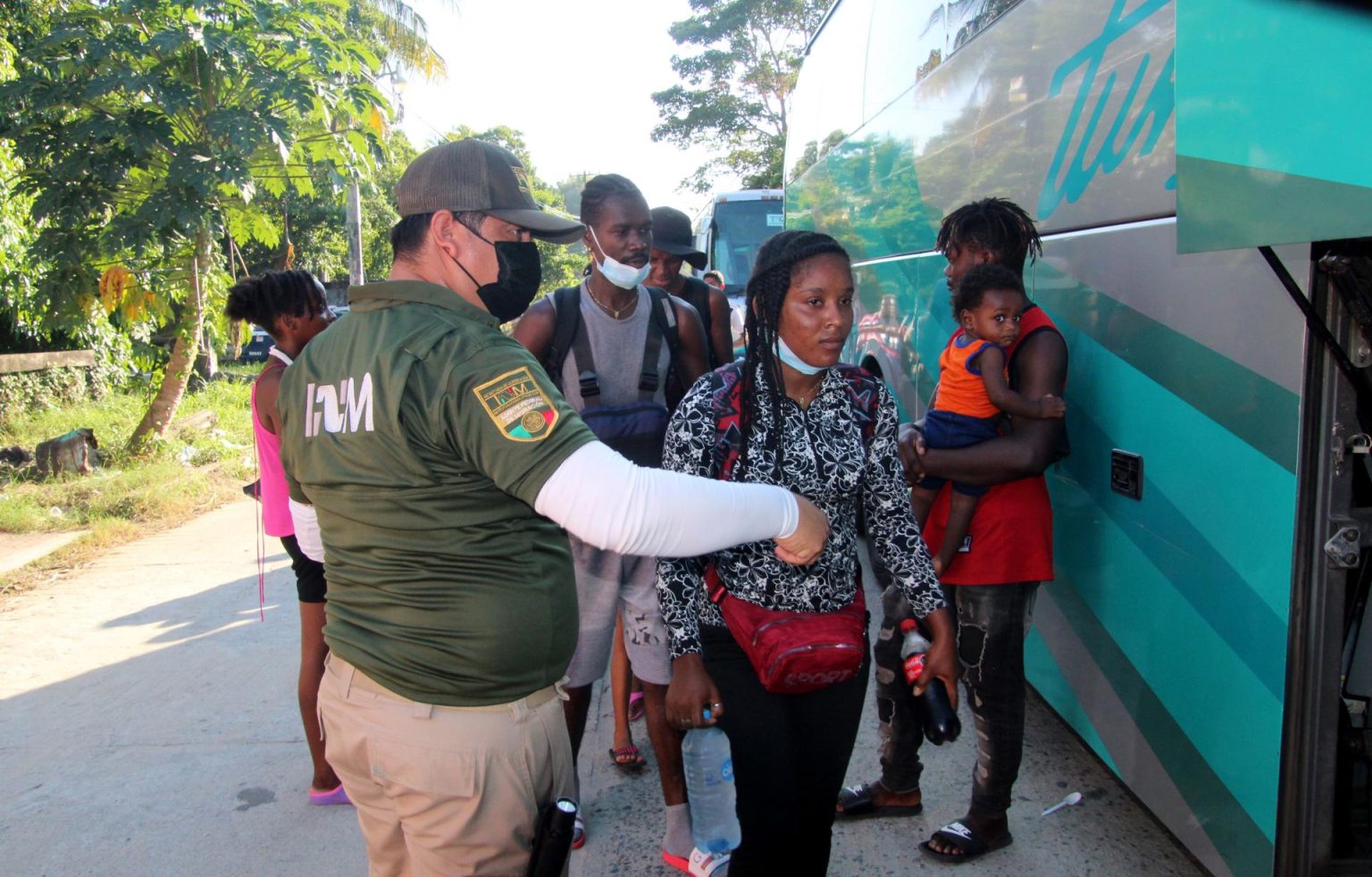 El transporte de migrantes en condiciones de hacinamiento refleja el inédito flujo migratorio en la región, con más de 2,76 millones de migrantes indocumentados interceptados por Estados Unidos en la frontera con México durante el año fiscal 2022. Fotografía de archivo. EFE/Juan Manuel Blanco