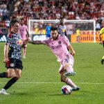 Lionel Messi del Inter de Miami controla el balón ante jugadores del New York RB, el 26 de agosto de 2023, durante un partido de la MLS entre New York RB y el Inter Miami en el estadio Red Bull Arena en Harrison, New Jersey (Estados Unidos). EFE/ Ángel Colmenares