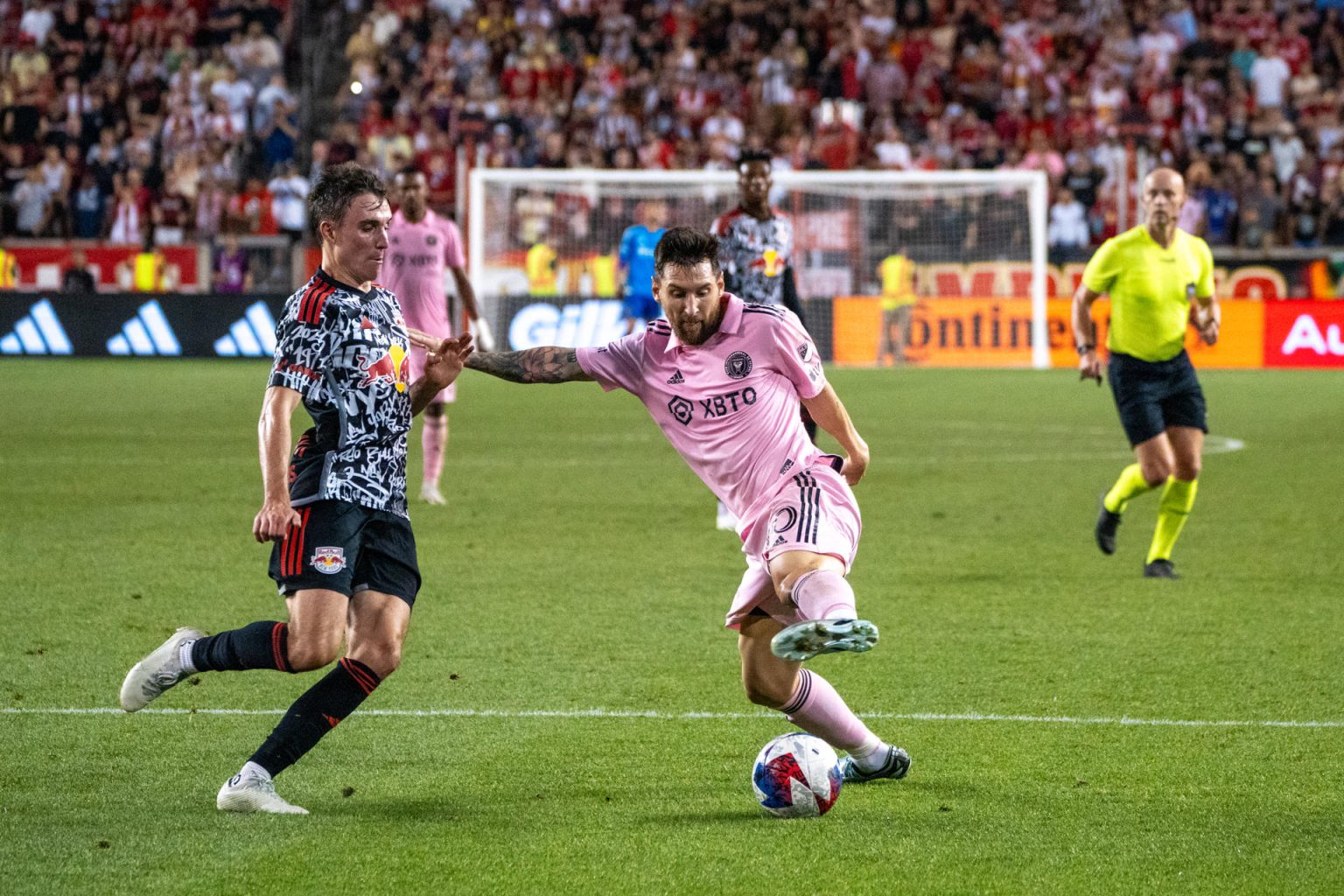 Lionel Messi del Inter de Miami controla el balón ante jugadores del New York RB, el 26 de agosto de 2023, durante un partido de la MLS entre New York RB y el Inter Miami en el estadio Red Bull Arena en Harrison, New Jersey (Estados Unidos). EFE/ Ángel Colmenares