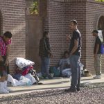 Migrantes esperan afuera de un edificio en El Paso, Texas (EEUU). Imagen de archivo. EFE/Jonathan Fernández