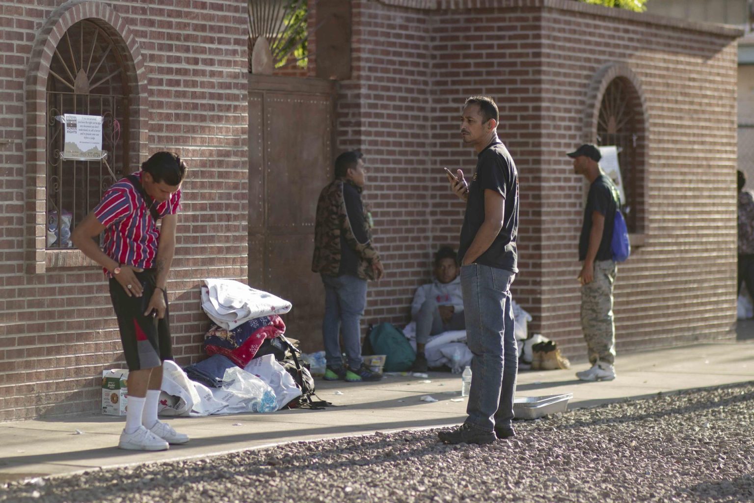 Migrantes esperan afuera de un edificio en El Paso, Texas (EEUU). Imagen de archivo. EFE/Jonathan Fernández