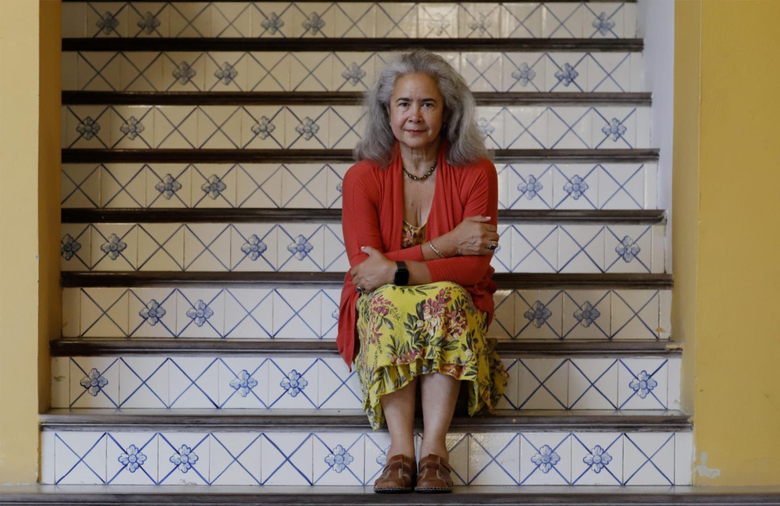 La escritora puertorriqueña Esmeralda Santiago posa durante una entrevista con EFE, el 8 de agosto de 2023, en la sede del Instituto de Cultura de Puerto Rico, en San Juan (Puerto Rico). EFE/ Thais Llorca