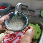 Una mujer lava hoy arroz en su hogar para cocinarlo. Imagen de archivo. EFE/Gustavo Amador