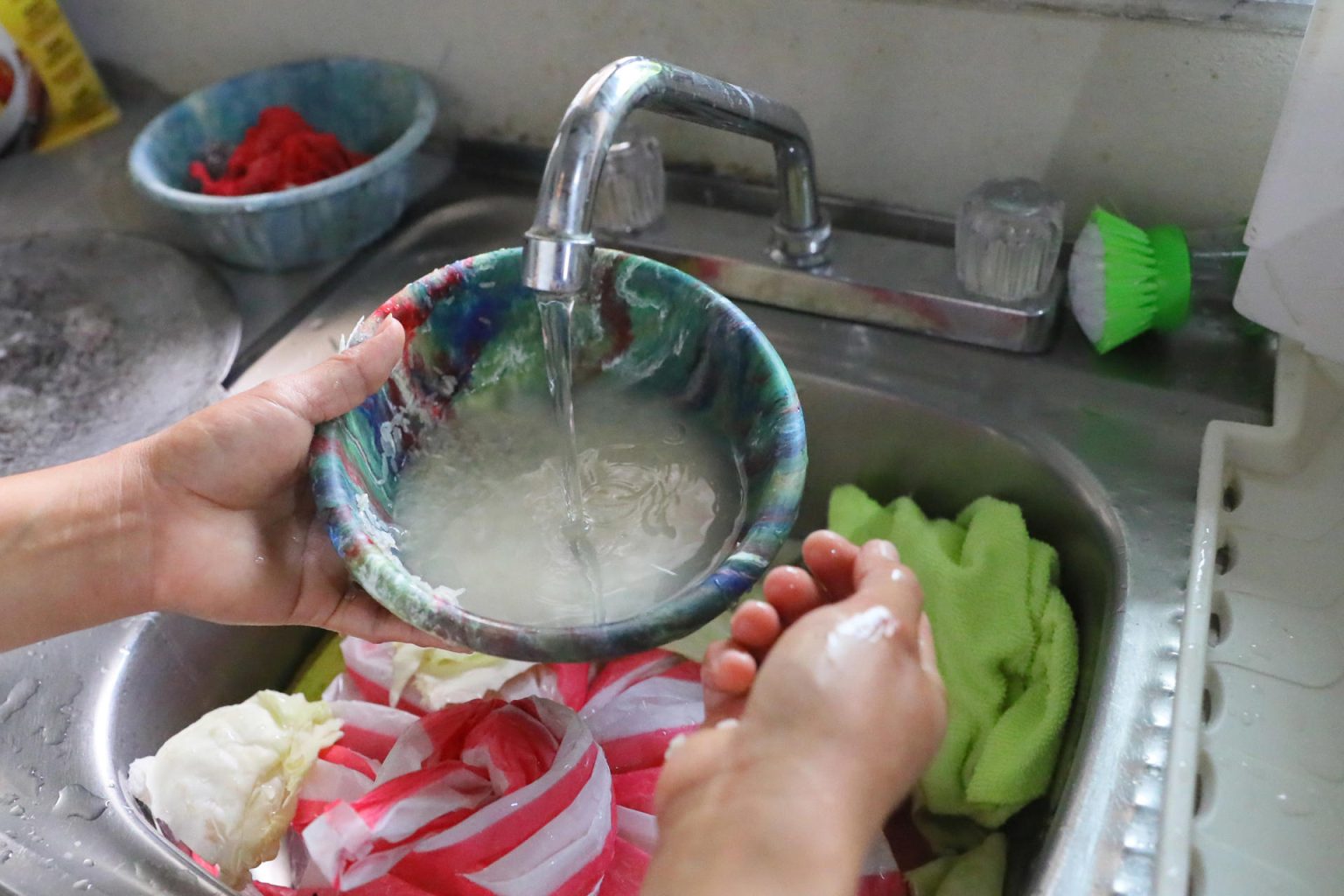 Una mujer lava hoy arroz en su hogar para cocinarlo. Imagen de archivo. EFE/Gustavo Amador