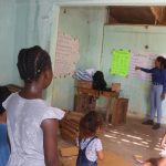 La profesora hondureña Mayuri Ramírez da clases a menores migrantes, el 18 de agosto de 2023, en Tapachula (México). EFE/Juan Manuel Blanco