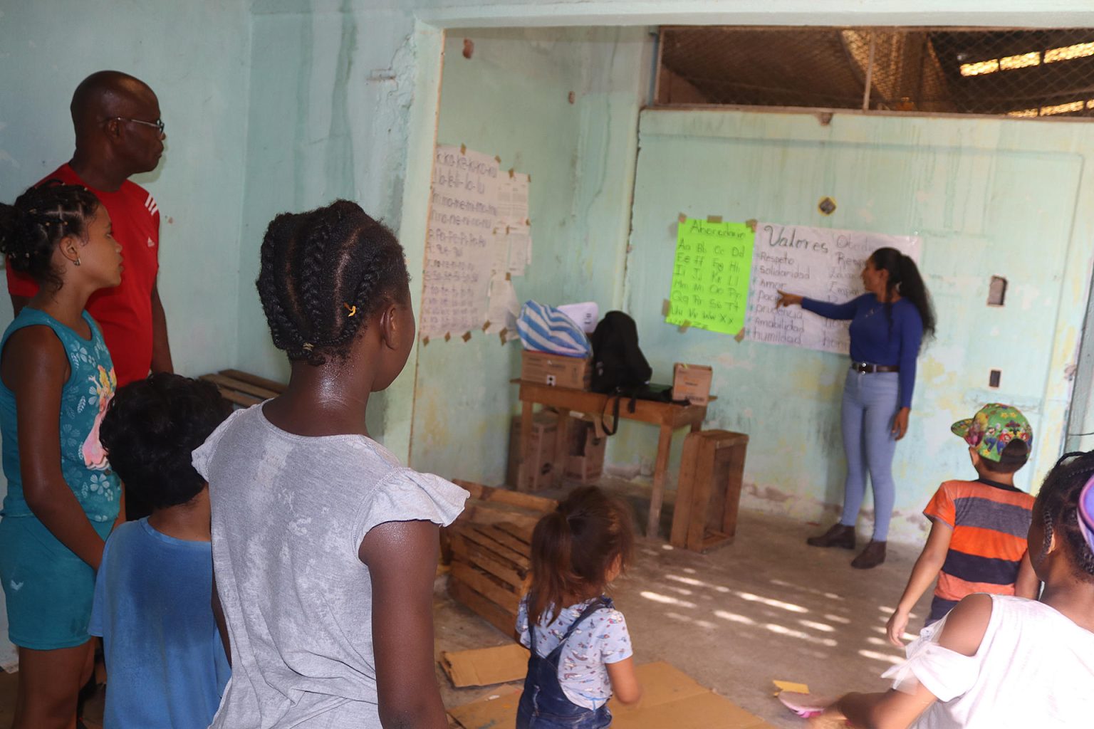 La profesora hondureña Mayuri Ramírez da clases a menores migrantes, el 18 de agosto de 2023, en Tapachula (México). EFE/Juan Manuel Blanco