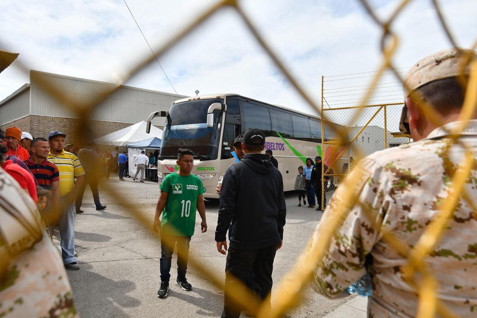 Fotografía de archivo de migrantes que esperan para subir a los autobuses que los trasladarán a las ciudades de Hermosillo. EFE/ Miguel Sierra