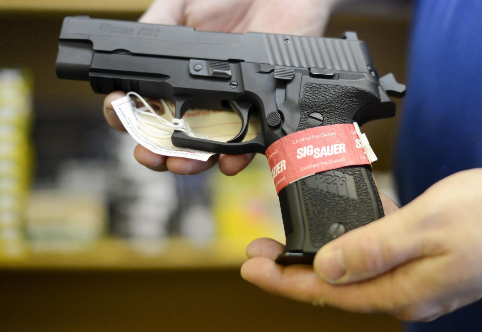 Imagen de archivo en donde se observa una pistola semiautomática Sig Sauer. EFE/Erik S. Lesser