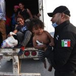 El transporte de migrantes en condiciones de hacinamiento refleja el inédito flujo migratorio en la región, con más de 2,76 millones de migrantes indocumentados interceptados por Estados Unidos en la frontera con México durante el año fiscal 2022. Fotografía de archivo. EFE/Miguel Sierra