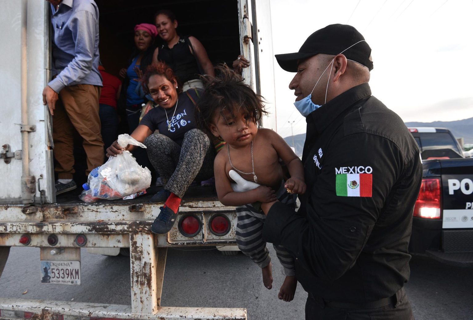 El transporte de migrantes en condiciones de hacinamiento refleja el inédito flujo migratorio en la región, con más de 2,76 millones de migrantes indocumentados interceptados por Estados Unidos en la frontera con México durante el año fiscal 2022. Fotografía de archivo. EFE/Miguel Sierra