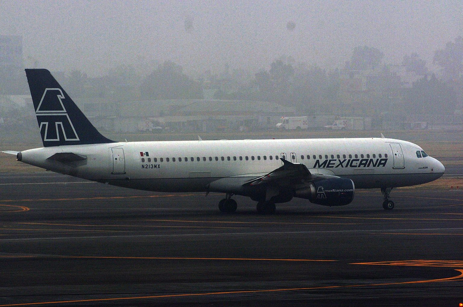 Fotografía de archivo fechada el 19 de febrero de 2008, que muestra un avión de Mexicana de Aviación, en una pista del Aeropuerto Internacional de la Ciudad de México (México). EFE/Mario Guzmán