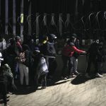 Migrantes permanecen en el muro fronterizo con Estados Unidos en Ciudad Juárez, en el estado de Chihuahua (México). Imagen de archivo. EFE/ Luis Torres