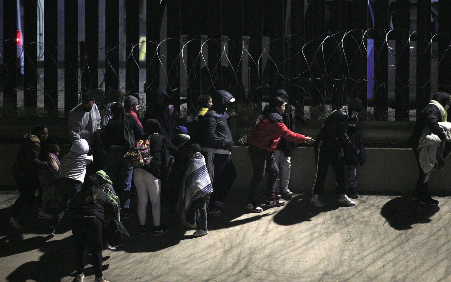 Migrantes permanecen en el muro fronterizo con Estados Unidos en Ciudad Juárez, en el estado de Chihuahua (México). Imagen de archivo. EFE/ Luis Torres