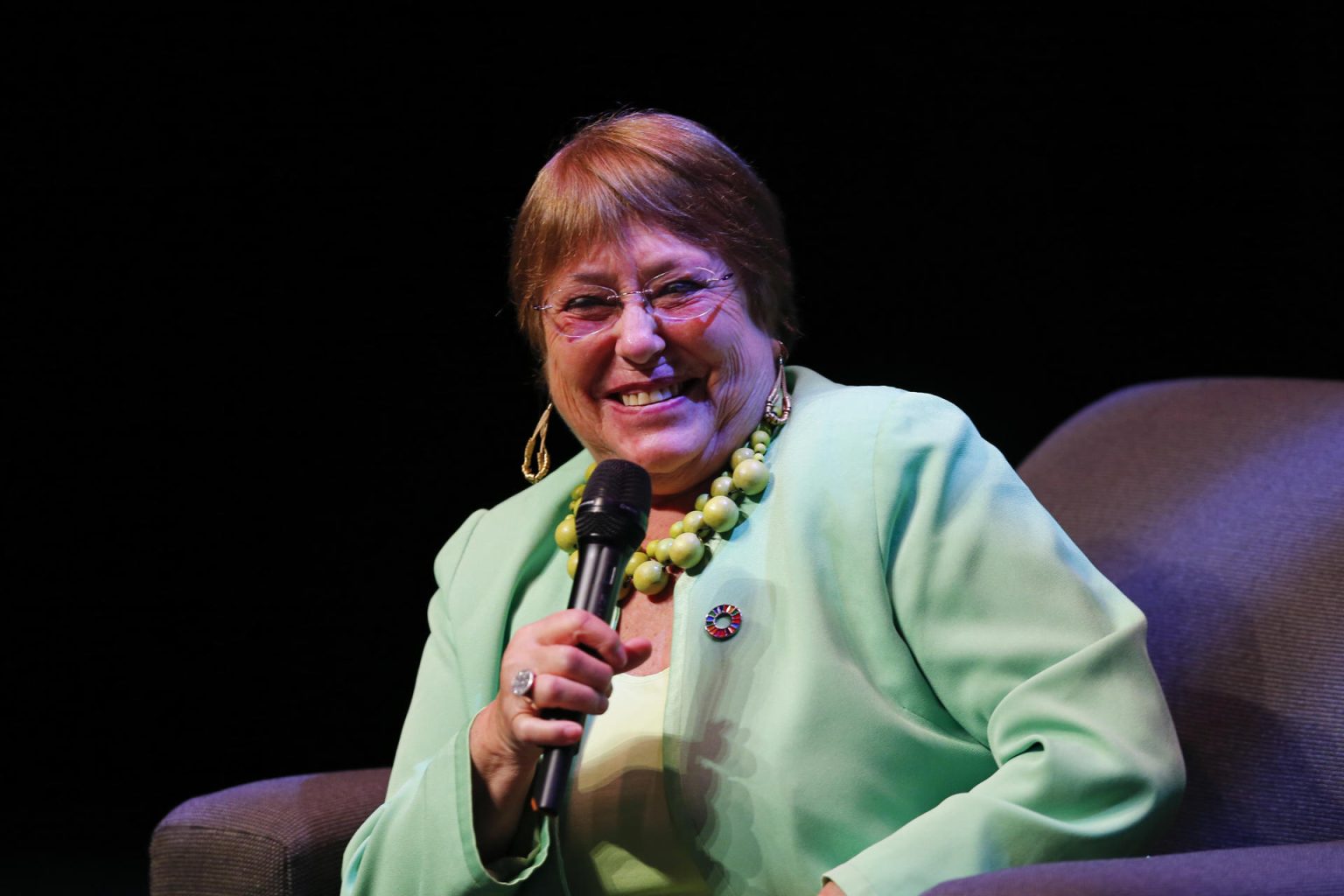 La expresidenta chilena Michelle Bachelet sonríe hoy durante el conversatorio "Desafíos de la convivencia y oportunidades para un hábitat compartido en la región de América Latina y el Caribe", en Guadalajara, Jalisco (México). EFE/Francisco Guasco