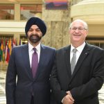 Fotografía cedida hoy por el Banco Interamericano de Desarrollo (BID) donde aparece su presidente, Ilan Goldfajn (d), y el presidente del Banco Mundial (BM), Ajay Banga, mientras posan después de la firma de un memorando de entendimiento en la sede del BID en Washington, D.C (EE.UU). EFE/BID /SOLO USO EDITORIAL /NO VENTAS /SOLO DISPONIBLE PARA ILUSTRAR LA NOTICIA QUE ACOMPAÑA /CRÉDITO OBLIGATORIO