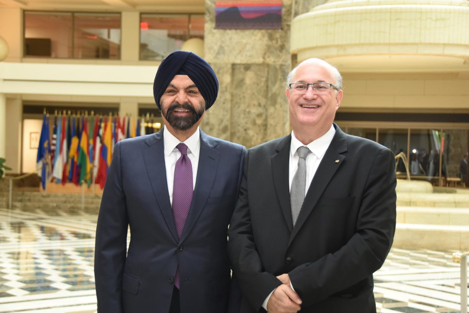 Fotografía cedida hoy por el Banco Interamericano de Desarrollo (BID) donde aparece su presidente, Ilan Goldfajn (d), y el presidente del Banco Mundial (BM), Ajay Banga, mientras posan después de la firma de un memorando de entendimiento en la sede del BID en Washington, D.C (EE.UU). EFE/BID /SOLO USO EDITORIAL /NO VENTAS /SOLO DISPONIBLE PARA ILUSTRAR LA NOTICIA QUE ACOMPAÑA /CRÉDITO OBLIGATORIO