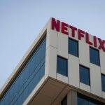 Fotografía de archivo fechada el 18 de octubre de 2019 de el logo de Netflix en uno de los edificios de la compañía en Los Ángeles (EE. UU). EFE/ Christian Monterrosa