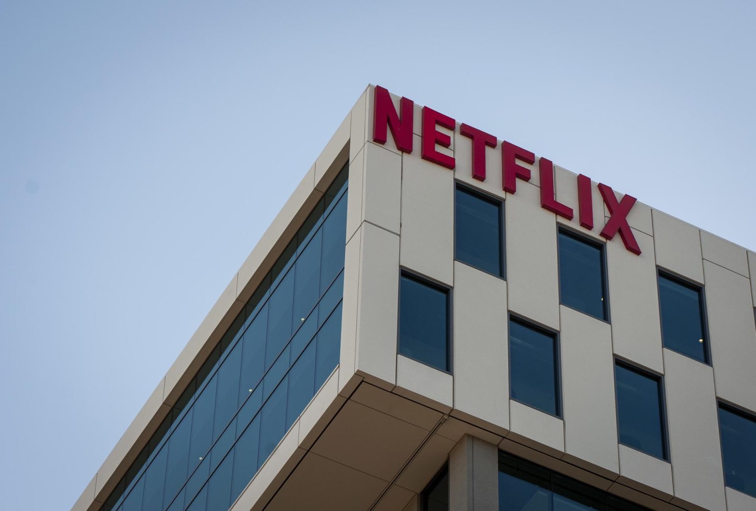 Fotografía de archivo fechada el 18 de octubre de 2019 de el logo de Netflix en uno de los edificios de la compañía en Los Ángeles (EE. UU). EFE/ Christian Monterrosa