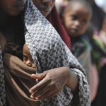 Fotografía de archivo que muestra unos refugiados somalíes en el distrito de Hawlwadag, en Mogadiscio, Somalia. EFE/Antoine de Ras