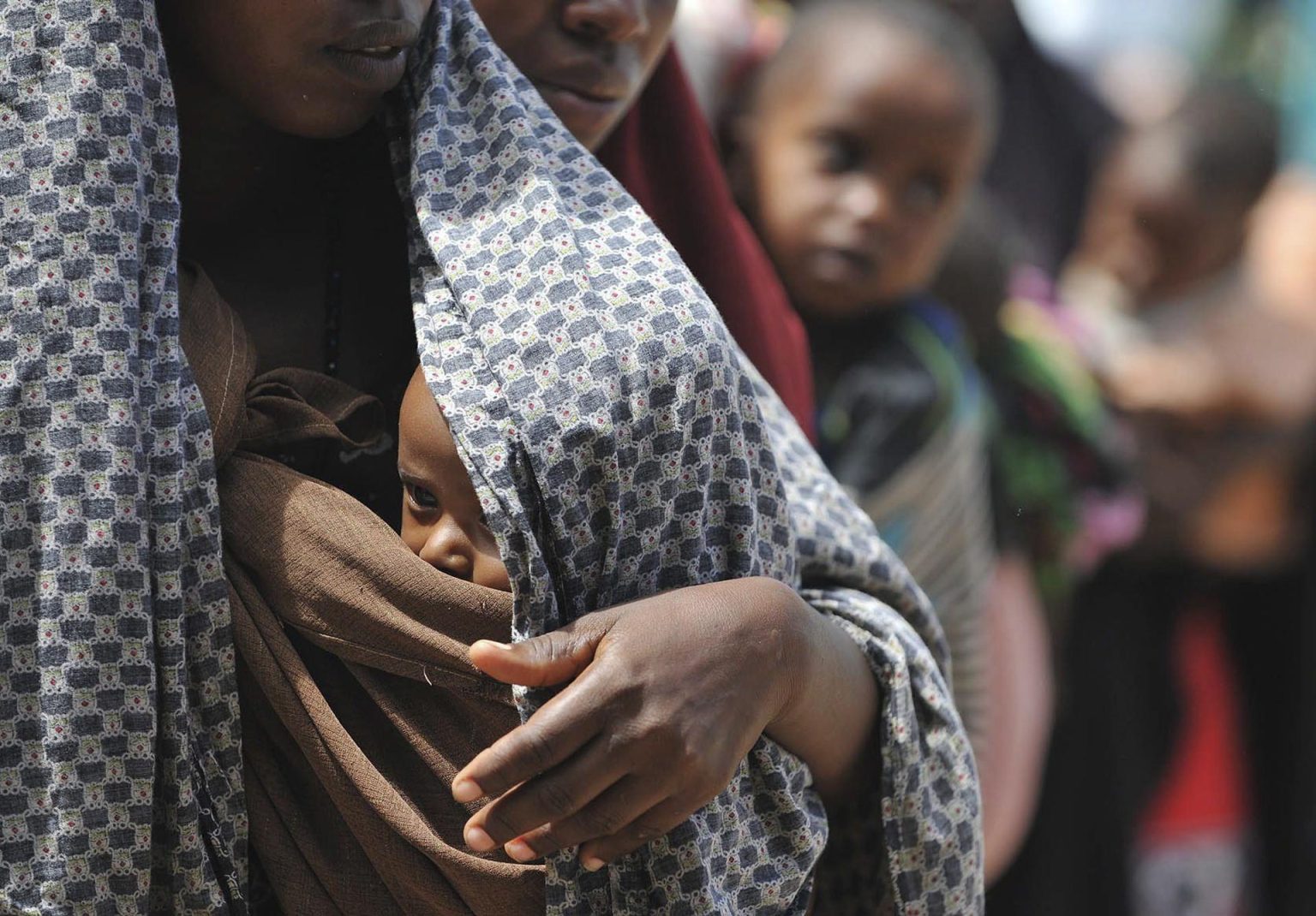 Fotografía de archivo que muestra unos refugiados somalíes en el distrito de Hawlwadag, en Mogadiscio, Somalia. EFE/Antoine de Ras