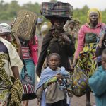 Algunos residentes de Kimbumba escapan de la violencia de su ciudad, en la República Democrática del Congo (RDC). Imagen de archivo. EFE/Dai Kurokawa