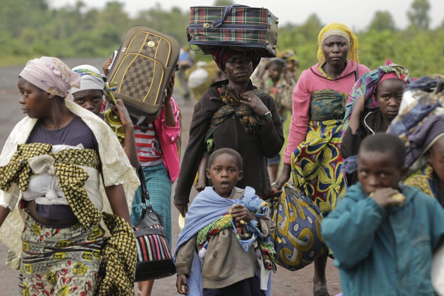 Algunos residentes de Kimbumba escapan de la violencia de su ciudad, en la República Democrática del Congo (RDC). Imagen de archivo. EFE/Dai Kurokawa