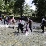 Migrantes caminan en el sector de Lajas Blancas en el Darién (Panamá). Imagen de archivo. EFE/Carlos Lemos