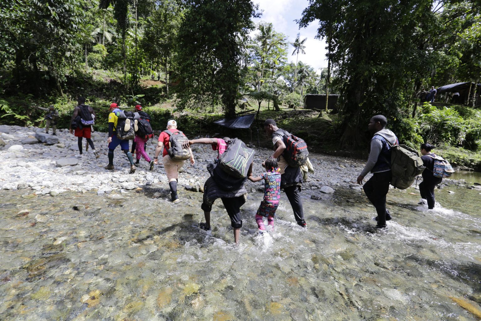 Migrantes caminan en el sector de Lajas Blancas en el Darién (Panamá). Imagen de archivo. EFE/Carlos Lemos