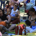 Mujeres amamantan a su bebé durante “La gran tetada 2023" hoy, en Ciudad Juárez (México). EFE/ Luis Torres