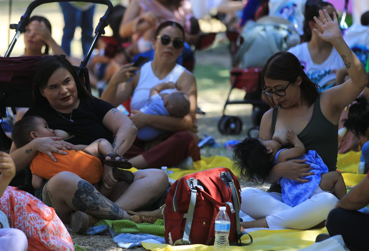 Mujeres amamantan a su bebé durante “La gran tetada 2023" hoy, en Ciudad Juárez (México). EFE/ Luis Torres