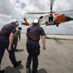 La Guardia Costera estadounidense busca a dos personas que desaparecieron mientras viajaban en una avioneta que partió de Puerto Rico a la isla de Saint Thomas durante un vuelo de entrenamiento. Fotografía de archivo. EFE/John Riley