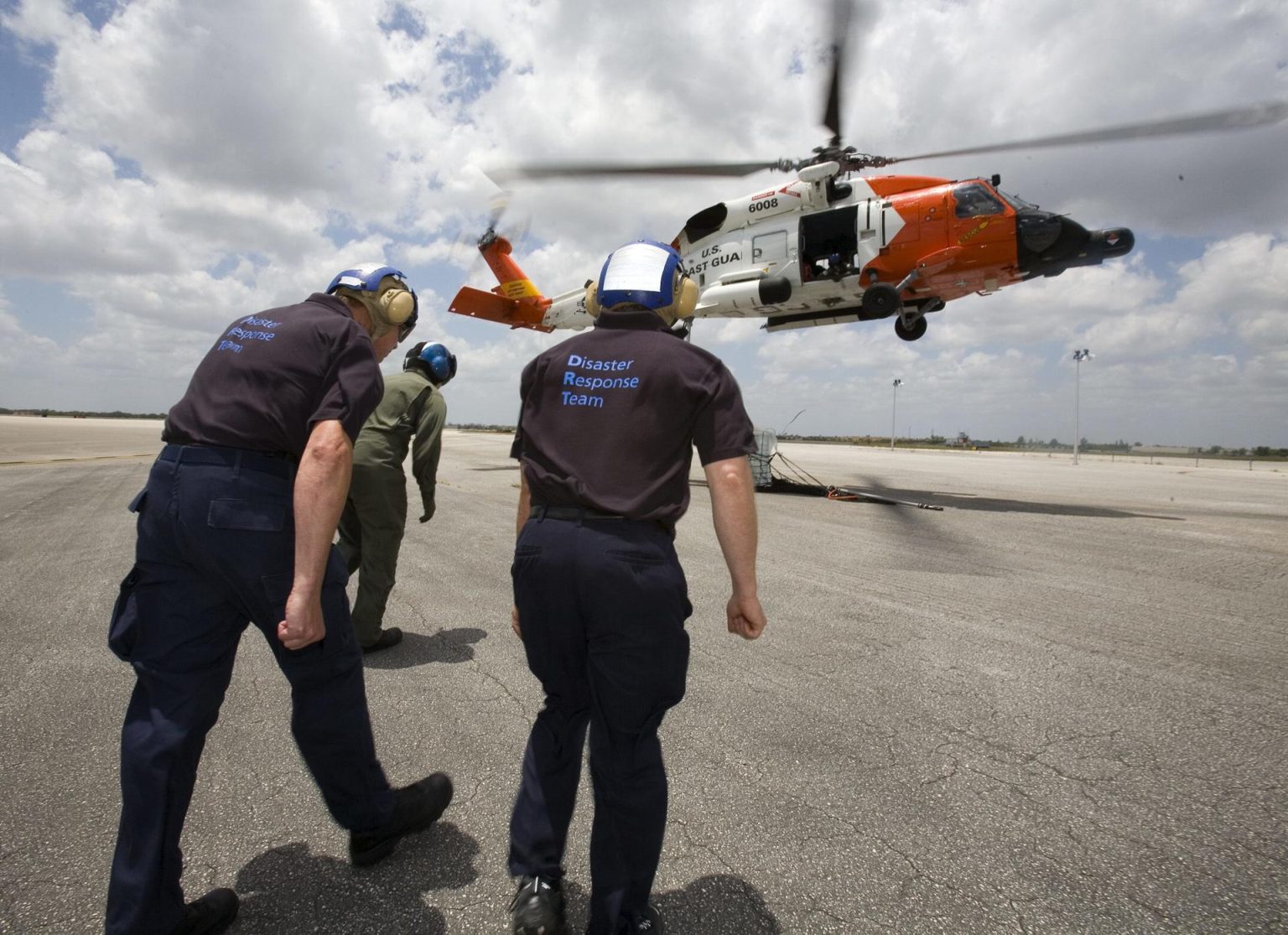 La Guardia Costera estadounidense busca a dos personas que desaparecieron mientras viajaban en una avioneta que partió de Puerto Rico a la isla de Saint Thomas durante un vuelo de entrenamiento. Fotografía de archivo. EFE/John Riley