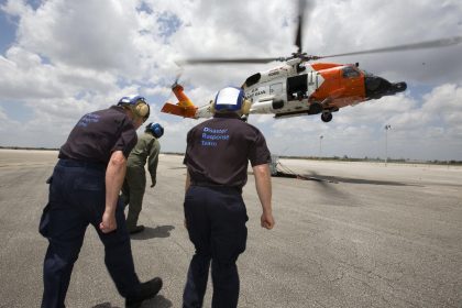 La Guardia Costera estadounidense busca a dos personas que desaparecieron mientras viajaban en una avioneta que partió de Puerto Rico a la isla de Saint Thomas durante un vuelo de entrenamiento. Fotografía de archivo. EFE/John Riley