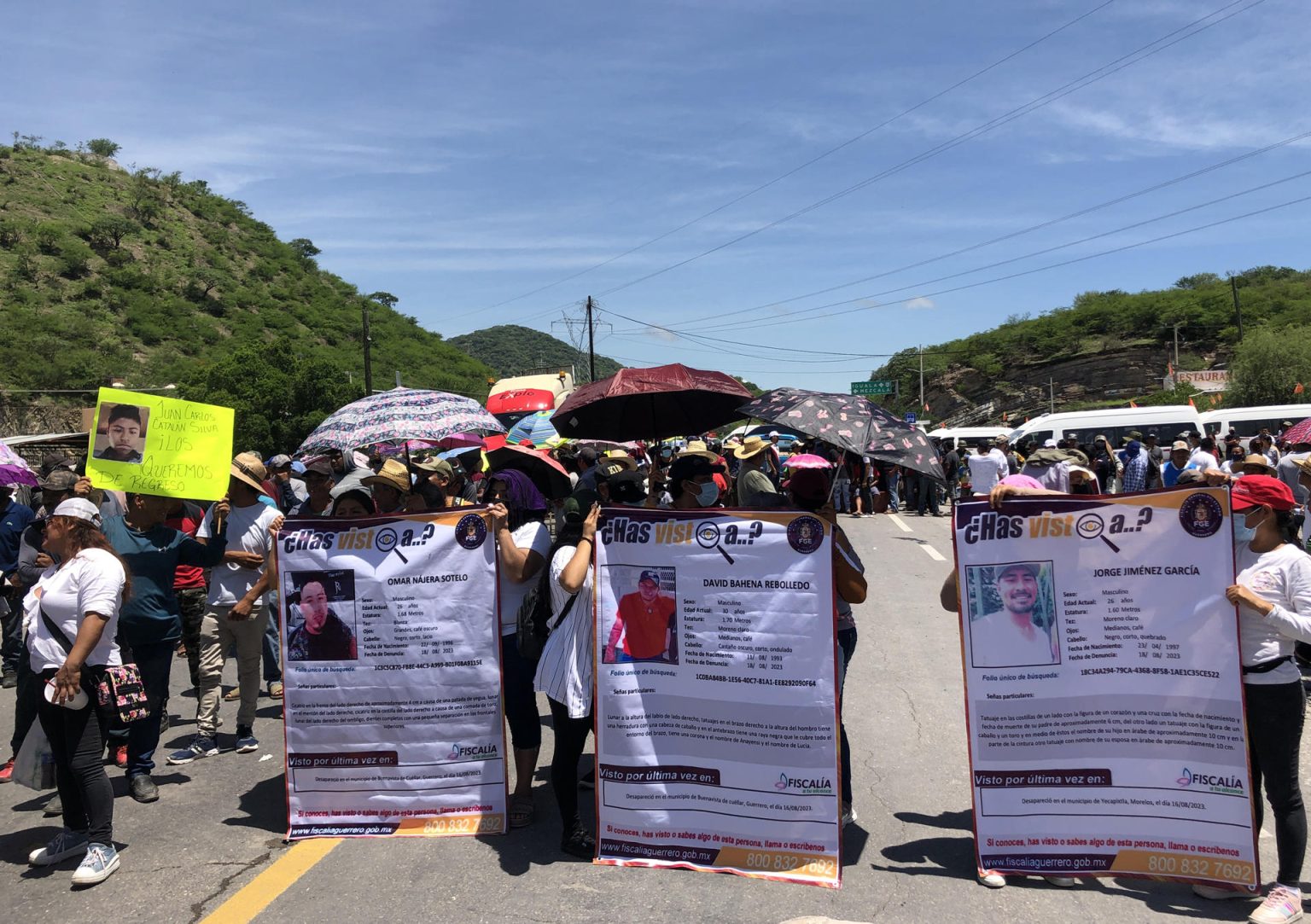 Pobladores protestan bloqueando la carretera federal México-Acapulco para exigir la presentación de personas desaparecidas, en Chilpancingo estado de Guerrero (México). Imagen de archivo. EFE/José Luis de la Cruz