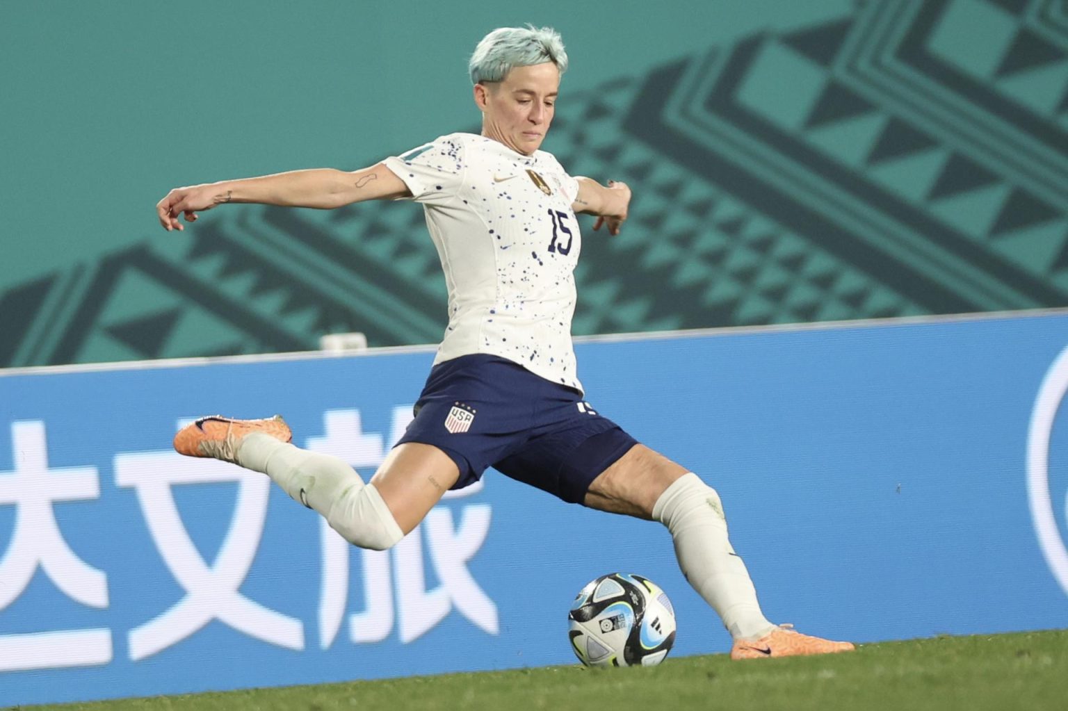 La estella de la selección estadounidense de fútbol Megan Rapinoe durante su participación en el Mundial de Australia y Nueva Zelanda, el 1 de agosto de 2023. EFE/How Hwee Young