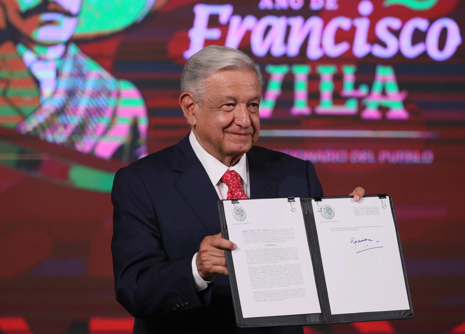El presidente de México, Andrés Manuel López Obrador, muestra un documento durante su conferencia de prensa matutina hoy, en el Palacio Nacional de la Ciudad de México (México). EFE/ Mario Guzmán