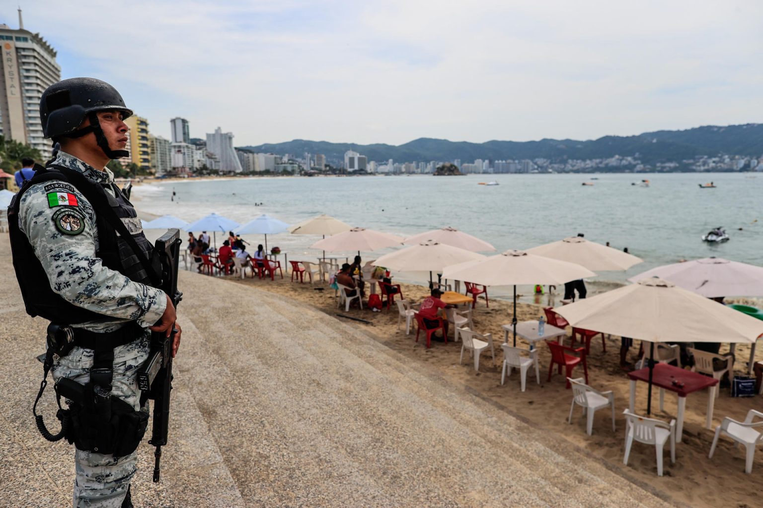 Integrantes de la Guardia Nacional (GN) vigilan playas, el 10 de agosto de 2023, al balneario de Acapulco, estado de Guerrero (México). EFE/David Guzmán