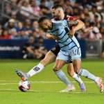 El jugador del Guadalajara José Antonio Rodríguez (atrás) disputa el balón con el mediocampista del Sporting Kansas City Gadi Kinda este 31 de julio de 2023,, en un partido de la fase de grupos de la Leagues Cup en el estadio Childrens Mercy Park en Kansas City (EE.UU.). EFE/Tim Vizer