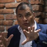 El ex presidente de Ecuador, Rafael Correa, habla durante una entrevista con EFE en la Ciudad de México (México). EFE/ Isaac Esquivel