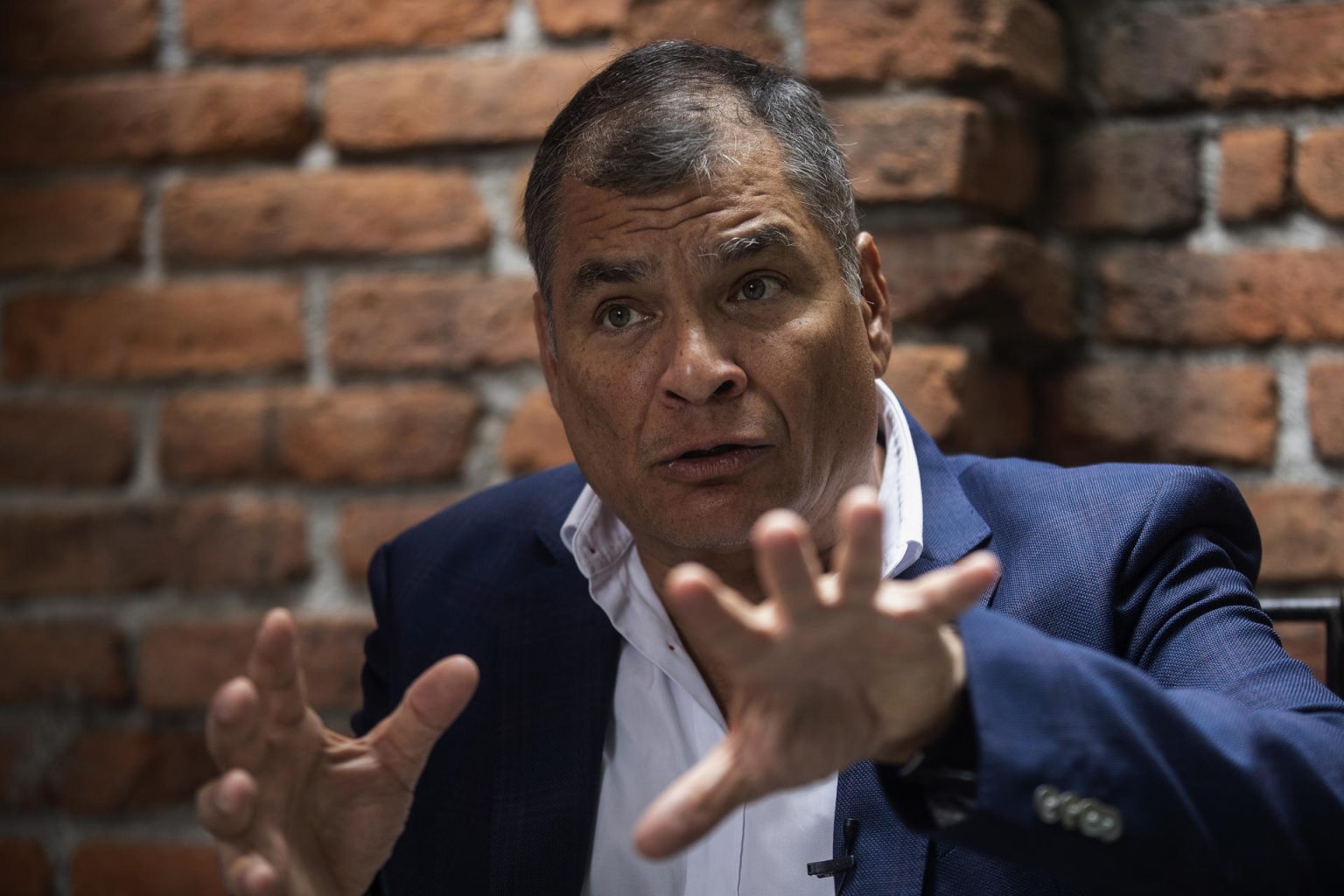 El ex presidente de Ecuador, Rafael Correa, habla durante una entrevista con EFE en la Ciudad de México (México). EFE/ Isaac Esquivel