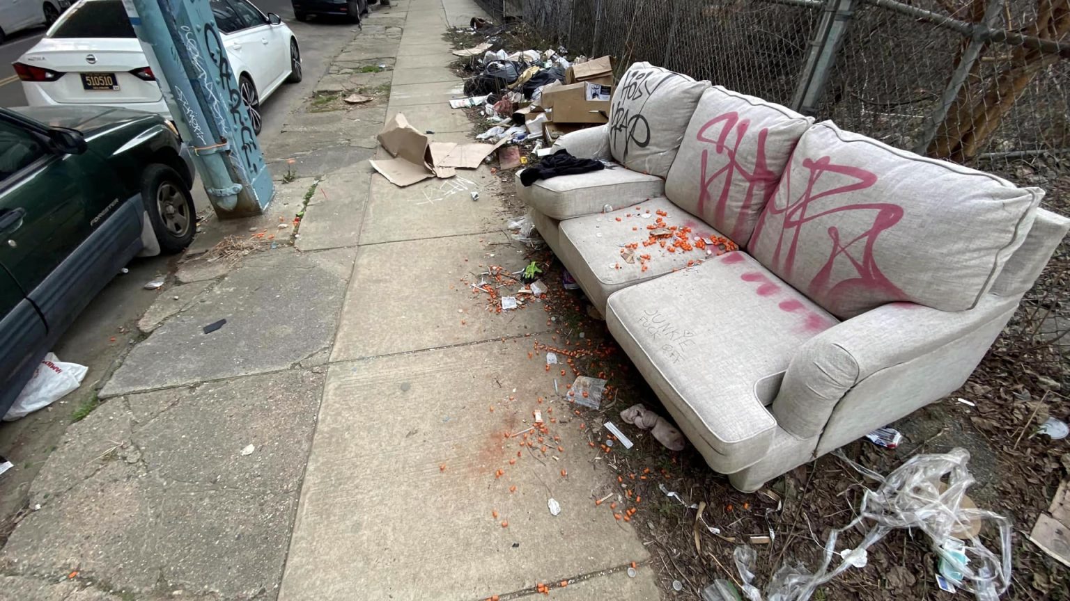 Fotografía del 26 de febrero donde se ve un sillón lleno de ampollas de droga y varias jeringuillas en el suelo en una calle del barrio Kensington, en Filadelfia, Pensilvania (EE. UU). Fotografía de archivo. EFE/Octavio Guzmán