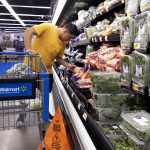 Fotografía de archivo de una persona que realiza sus compras en el súpermercado Walmart. EFE/EPA/MICHAEL REYNOLDS