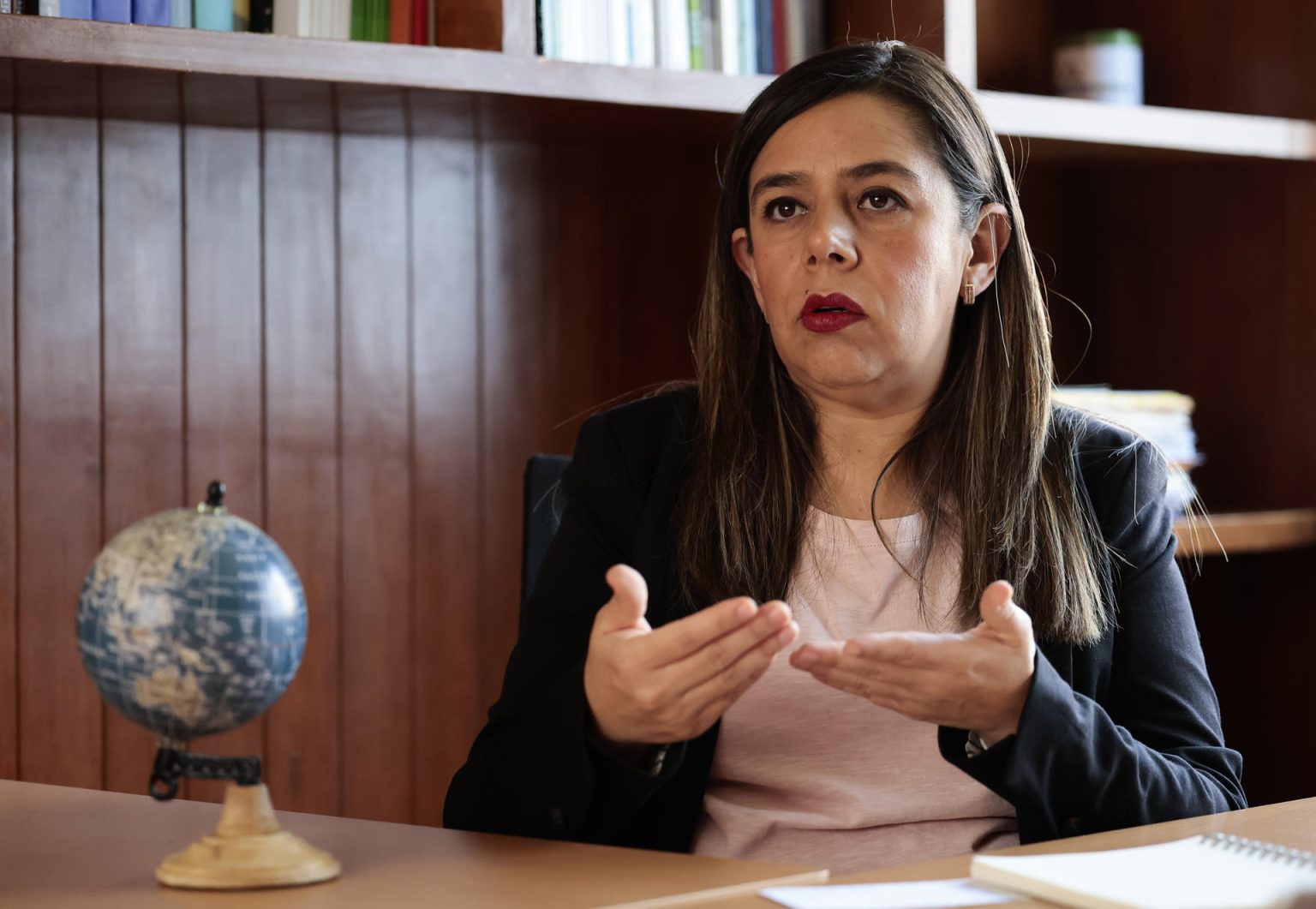 La directora de Asylum Access México, Alejandra Macías, habla durante una entrevista con EFE el 21 de julio de 2023, en Ciudad de México (México). EFE/José Méndez