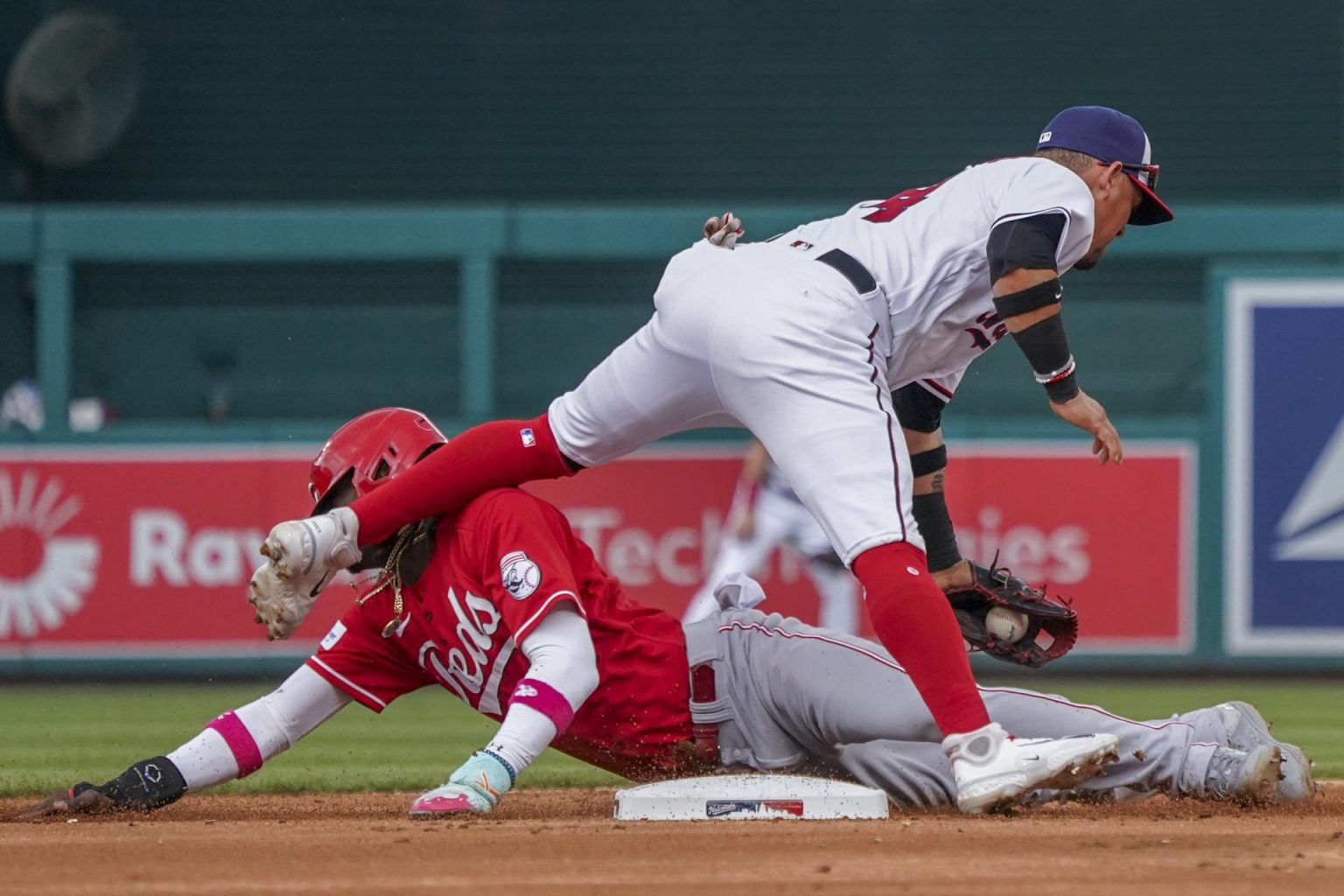 Fotografía de archivo en la que se registró al dominicano Elly de La Cruz (abajo), campocorto de los Rojos de Cincinnati, quien disparó un cuadrangular y remolcó seis carreras para liderar la remontada a domicilio de su equipo 4-9 sobre los Angelinos de Los Ángeles en la MLB. EFE/Shawn Thew