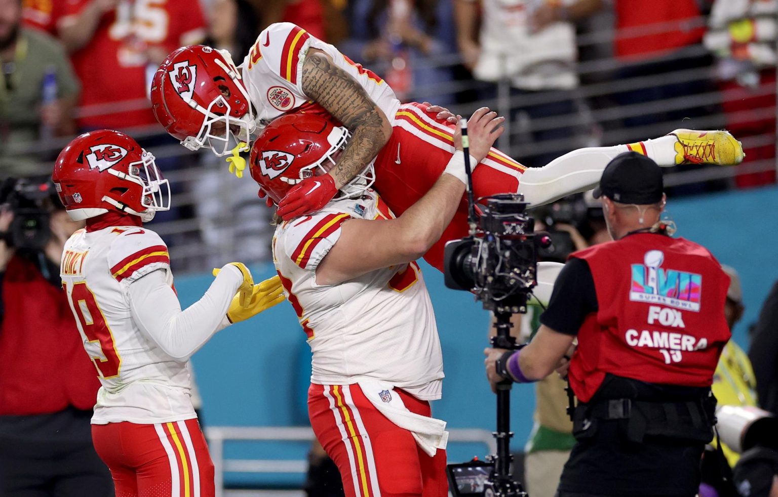 Jugadores de Kansas City celebran un touchdown en el State Farm Stadium en Glendale, Arizona. Fotografía de archivo. EFE/EPA/CAROLINE BREHMAN